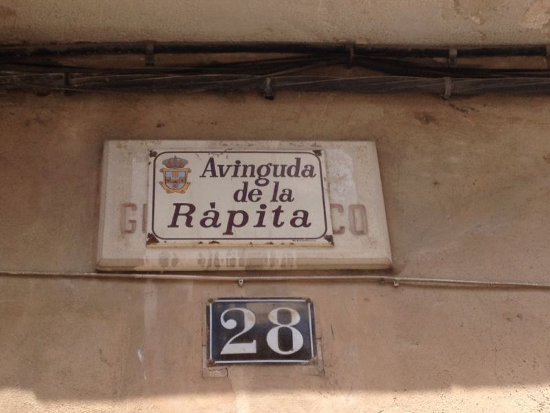 Retirada una placa del nomenclàtor franquista de l´avinguda de la Ràpita 